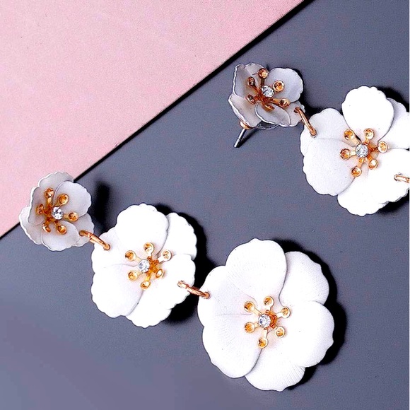 Anthro Blossom Earrings in White - Picture 3 of 7